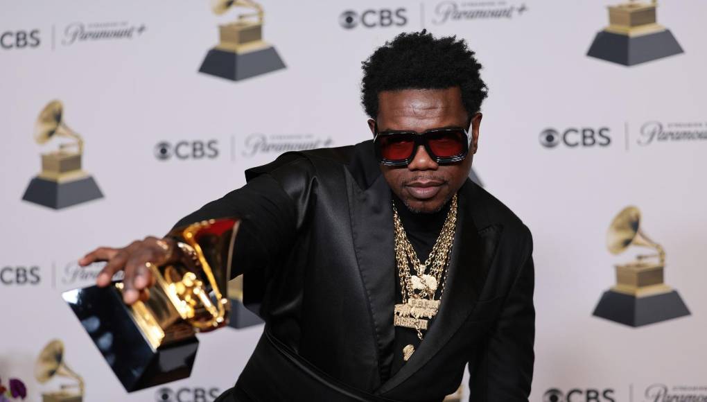 Theron Thomas sostiene su premio Grammy al “Compositor del año, no clásico”. 