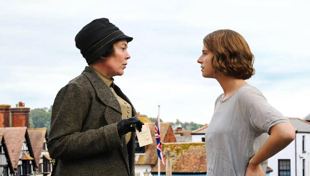 Pequeñas Cartas Indiscretas - Basada en un escándalo real sucedido en un pequeño pueblo inglés en los años 20, PEQUEÑAS CARTAS INDISCRETAS está protagonizada por la ganadora de un Oscar® y un BAFTA Olivia Colman (La favorita, “The Crown”) y la nominada a un Oscar® y un BAFTA Jessie Buckley (La hija oscura, Wild Rose). Estrena el 5 de abril. 