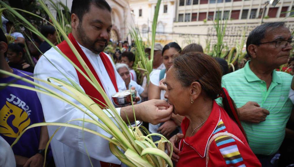 Señaló además que los seres humanos “vivimos en un mundo de gritos y ofensas, creemos que hablamos nosotros y no somos más que voceros de otros frente a la manipulación y la violencia que atenta contra los inocentes, la fidelidad, la verdad y el perdón que nos enseña Jesús”.