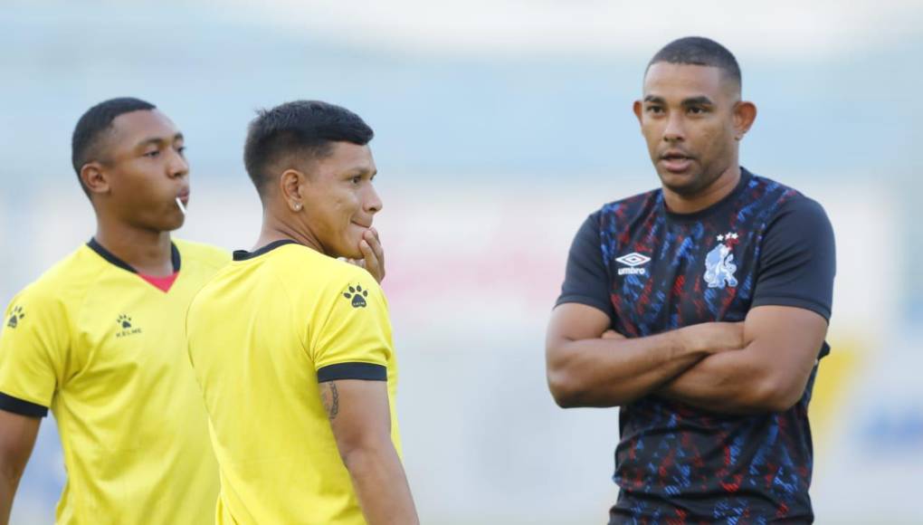 Miguel Carrasco con un bombón, como lo hace el entrenador de Marathón, la Tota Medina en los partidos.