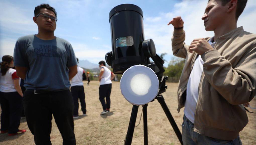 El punto máximo del eclipse fue a las 12:27 pm.