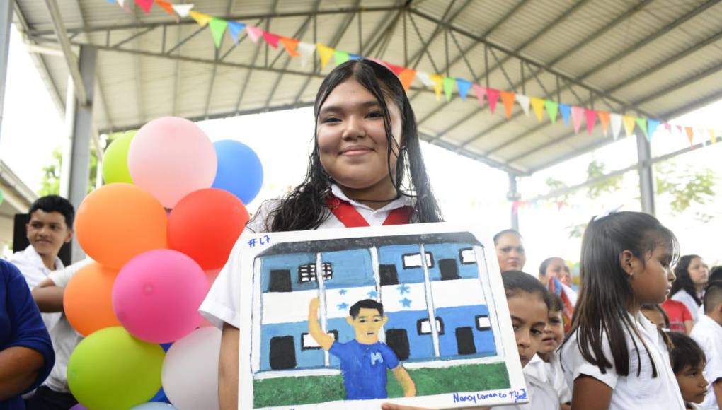 Esta pequeña le obsequió a Shin un cuadro que pintó con mucho cariño. 