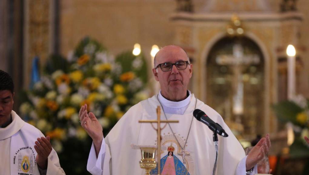 Los fieles la invocan en momentos de necesidad, confiando en su intercesión y amor maternal.