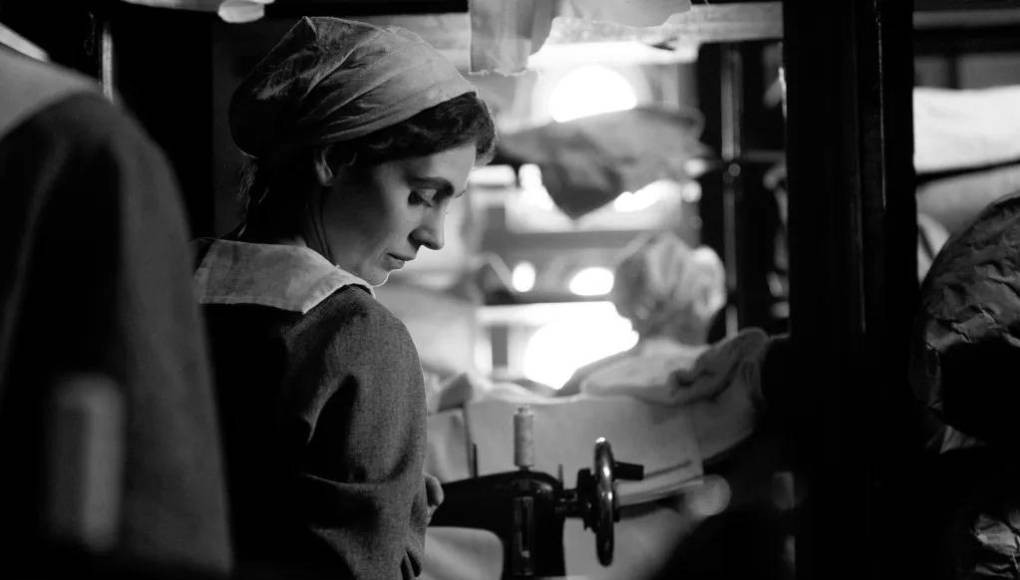 Es la historia de seres desesperados de diferente forma. Karolina (Sonne) es una trabajadora de una fábrica cuyo marido ha desaparecido en la guerra e inicia una relación con el director de su empresa y se queda embarazada.