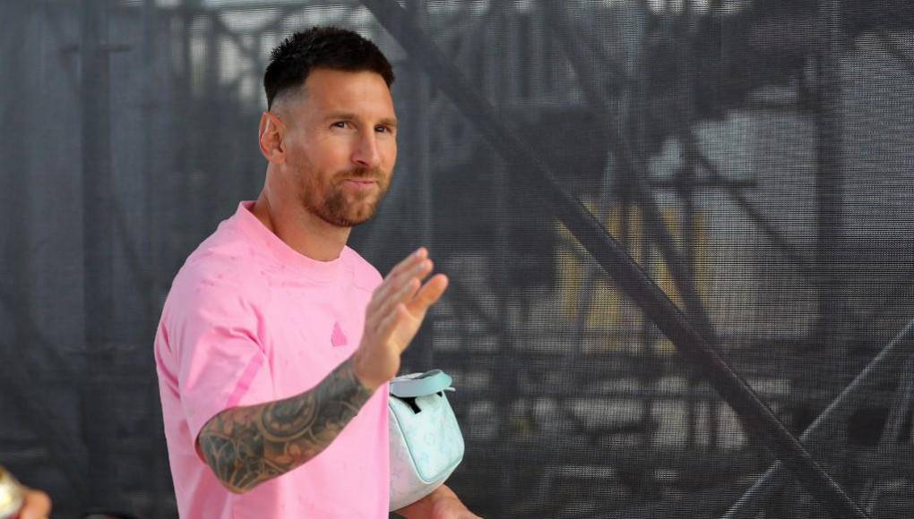 Actualmente, Luis Rubiales está fuera de la estructura del futbol español y enfrentará el juicio por “agresión sexual y coacciones” tras el beso a Jenni Hermoso; mientras, Messi sigue en activo en Inter Miami de MLS, con Gerard Piqué encabezando su proyecto en el retiro como dirigente del formato Kings League, tanto en España como en América Latina.