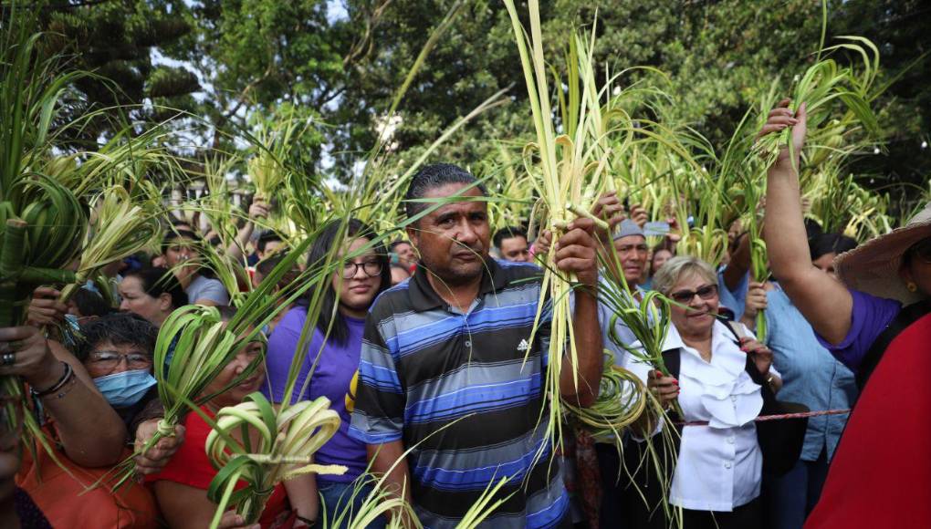 También es un recordatorio de la fugacidad de la gloria terrenal y la importancia de la humildad y la fe en Dios. 