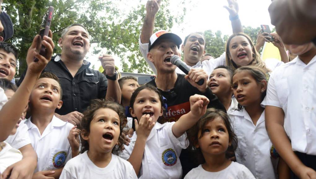 El momento más emocionante llegó cuando inició la cuenta regresiva para develar el módulo, que hace honor a la bandera de Honduras, misma que se encuentra en el logo de la fundación “1000 Schools”.