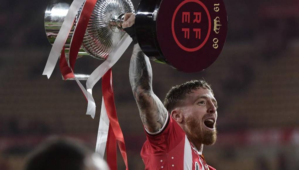El capitán del Athletic, Iker Muniain, ha comunicado al club bilbaíno “su adiós a final de temporada” después de 15 temporadas en el primer equipo rojiblanco, según ha informado la entidad rojiblanca. En una primera valoración, el Athletic dice que el navarro, de 32 años, “se va por la puerta grande”