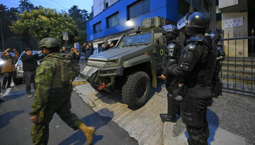 “Ante la situación ocurrida en la Embajada de México en Quito, Colombia solicitó formalmente a Honduras, presidencia pro tempore de Celac, convocar reunión extraordinaria para abordar este grave asunto relacionado con ruptura de la Convención de Viena sobre Relaciones Diplomáticas”, informó la Cancillería colombiana.