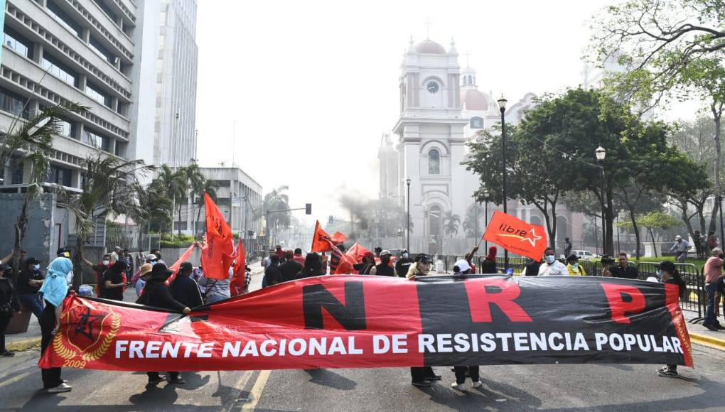 Se trata simpatizantes del partido Libertad y Refundación (Libre), quienes se dispusieron a protestar contra las autoridades de la Alcaldía de San Pedro Sula.