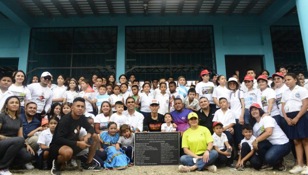 Entre aplausos fue recibido ayer el filántropo e influencer japonés Shin Fujiyama en el sector de Chamelecón, donde inauguró la escuela número 67 de las 1,000 que sueña construir en Honduras. 