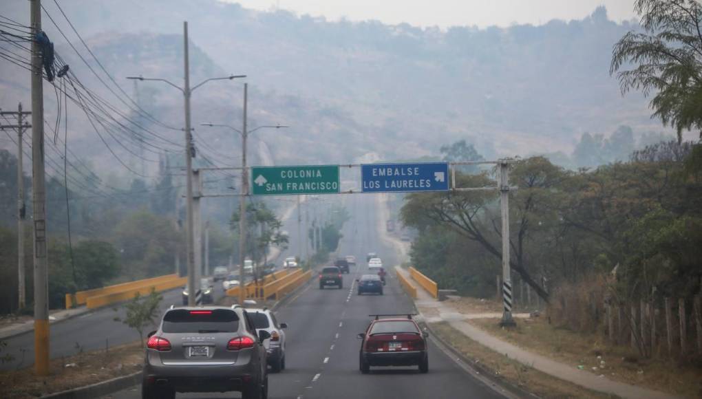 Ante el deterioro alarmante de la calidad del aire, Flores pidió a la población no quemar los desechos sólidos, utilizar mascarilla, mantenerse hidratado y no hacer ejercicio al aire libre.