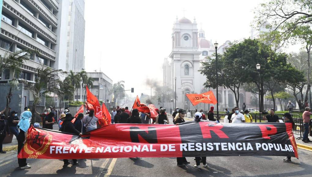 Y pese al llamado a la conciencia que distintos sectores sociales han hecho, este jueves, frente parque de San Pedro Sula, decenas de personas contribuyeron a la contaminación. 