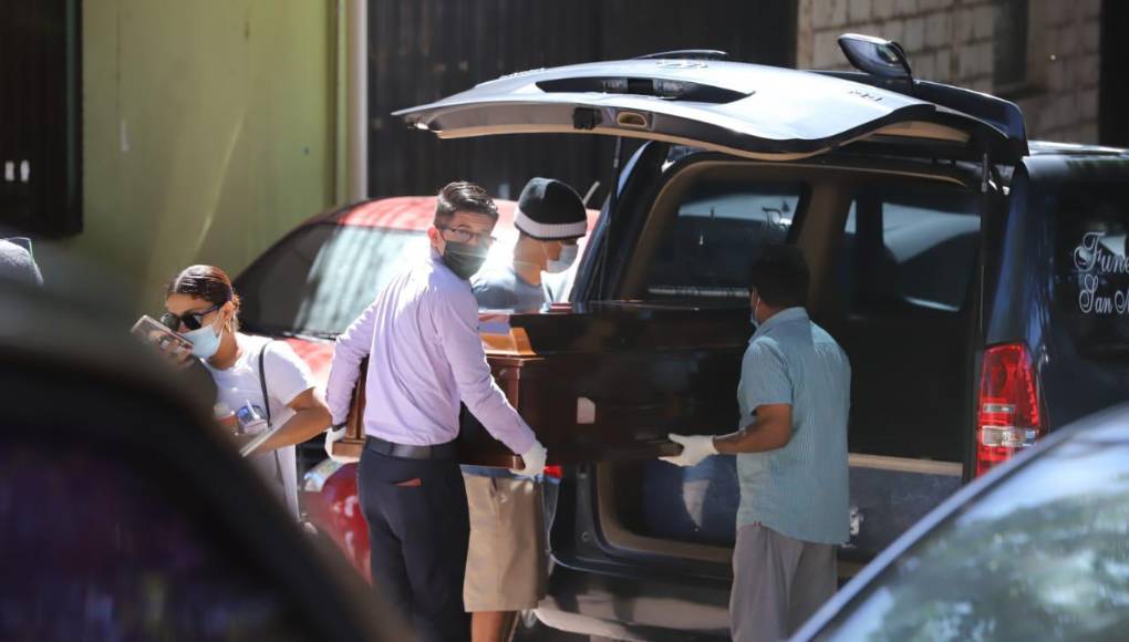 Momento en que familiares de “Lucifer” trasladan su cadáver.