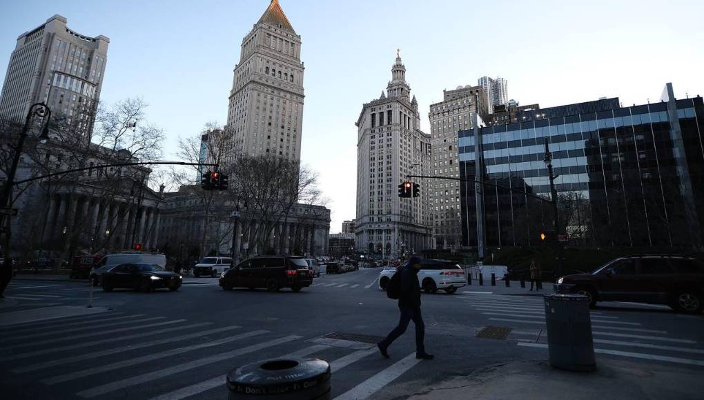 El 15 de febrero de 2022, Hernández fue arrestado y detenido por las autoridades hondureñas a petición de los Estados Unidos. Posteriormente, los Estados Unidos presentaron una solicitud formal de extradición, que fue concedida por el juez de primera instancia de Honduras. Hernández apeló la decisión de extradición ante el Tribunal Supremo de Justicia de Honduras. 