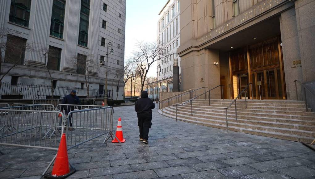 Concurrida fila para entrar a Corte donde se enjuiciará a JOH