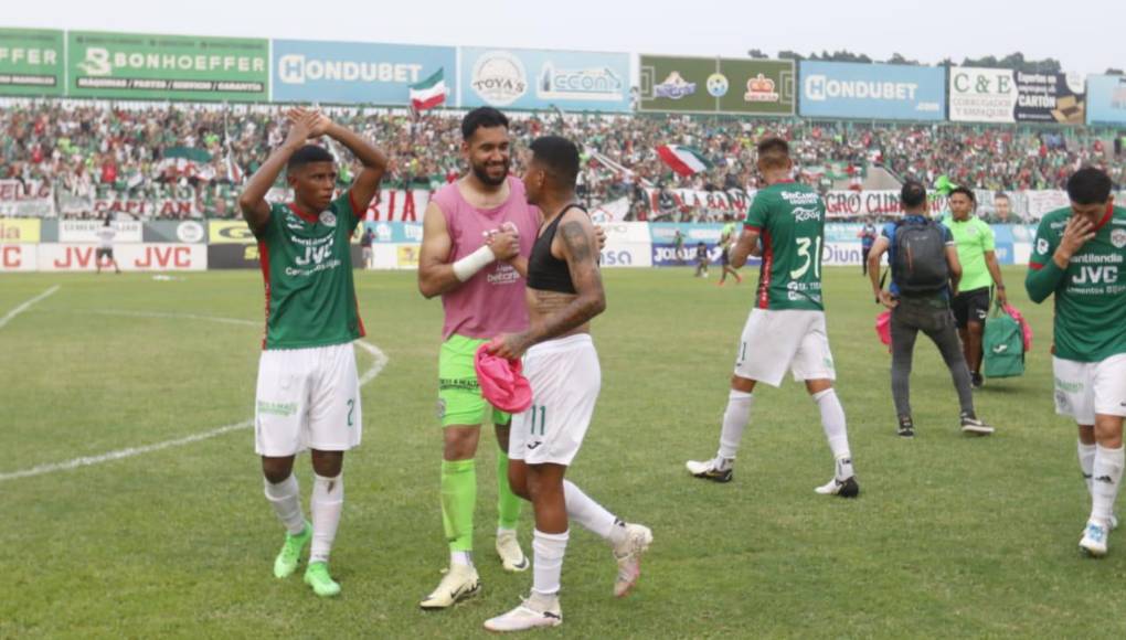 Los jugadores de Marathón festeja el boleto a la gran final 