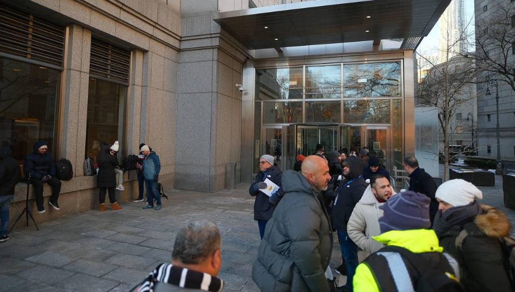 A criterio de la Fiscalía, Hernández Alvarado, supuestamente recibió millones de dólares para usar su cargo público, las fuerzas del orden público y el ejército para apoyar a las organizaciones de narcotráfico en Honduras, México y otros lugares. El 27 de enero de 2022, Hernández fue imputado en la acusación sustitutiva y se emitió una orden de arresto en su contra. 