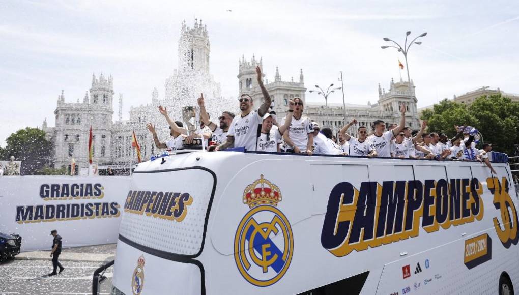 La plantilla del Real Madrid celebró con su afición la obtención de la Liga de España. 