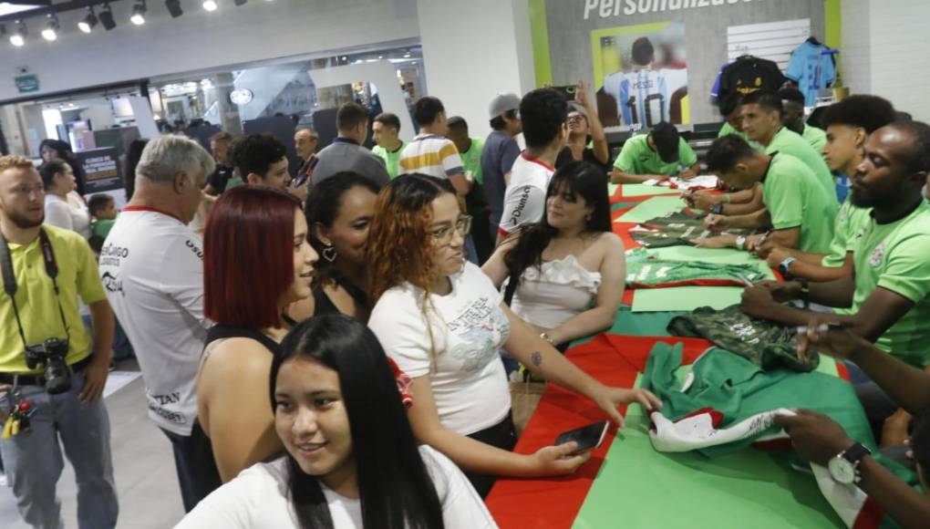 Cientos de aficionados compartieron con los futbolistas en un lindo evento en San Pedro Sula. 