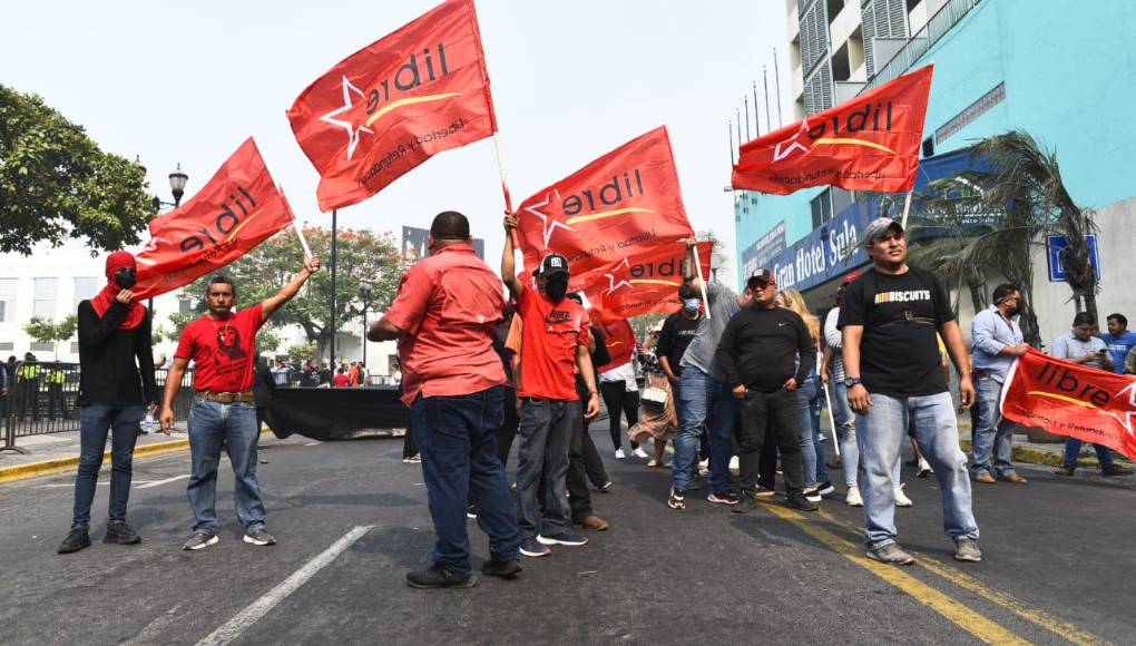 Las autoridades del departamento de Atlántida, en el Caribe hondureño, bajo alerta roja, decidieron suspender las clases presenciales programadas para este jueves y el viernes debido a los altos niveles de toxicidad del aire, mientras los empleados públicos de Tegucigalpa, la capital, continúan trabajando desde casa.