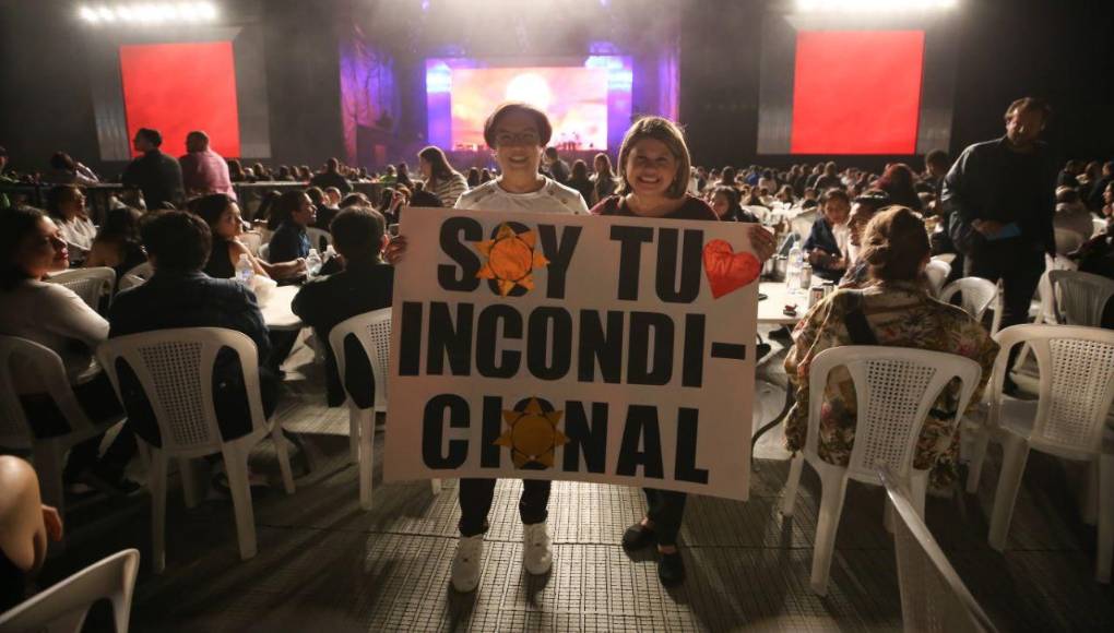 Incondicionales fueron los fans del artista que esperaban con ansias la llegada de ídolo que no venía a Honduras desde el 2011.