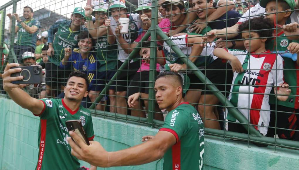 Los jugadores de Marathón, Isaac Castillo y Tomás Sorto, celebrando con los aficionados.