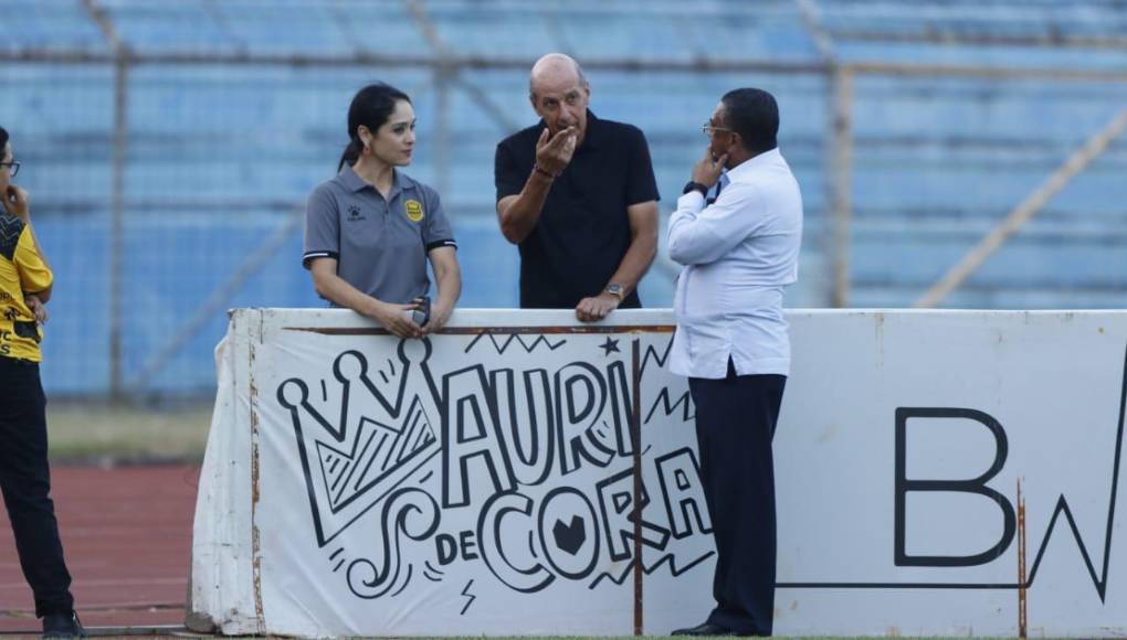 Miguel Falero y el comisiario del partido en pleno diálogo.