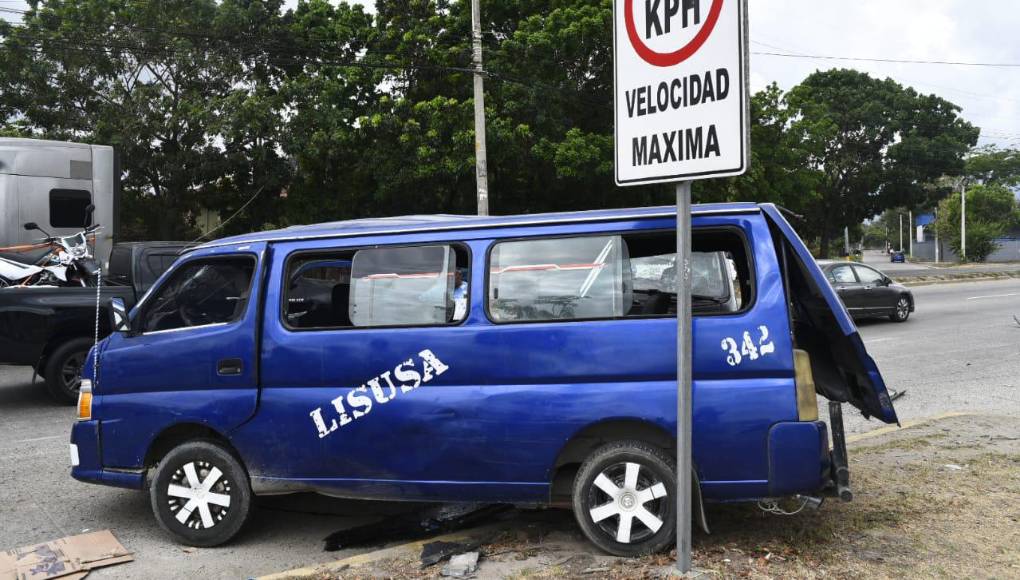 Dijo que ellos iban desde La Lima hacia San Pedro Sula cuando repentinamente el bus de ruta se les atravesó en pleno bulevar. 