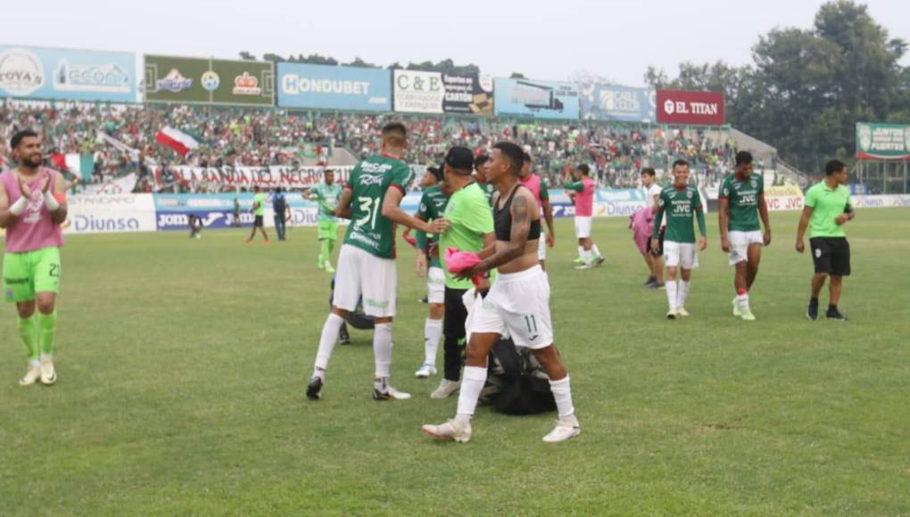 Los jugadores de Marathón festeja el boleto a la gran final 
