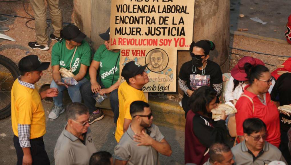 “Alto a la violencia laboral en contra de la mujer”, dice una pancarta de un grupo de mujeres. 
