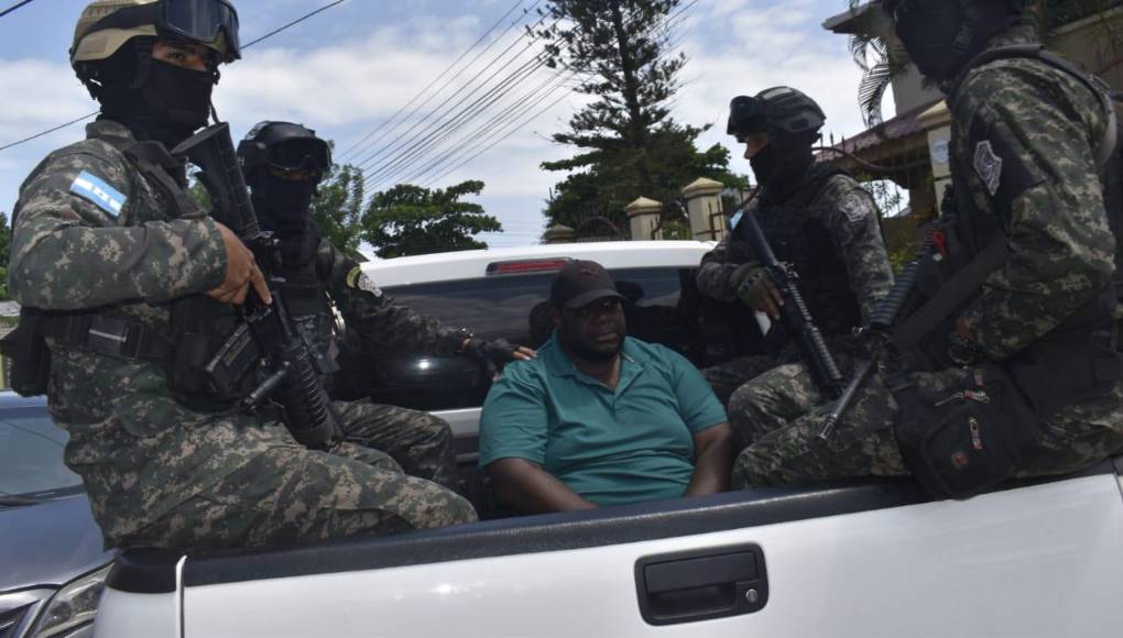 La red de tráfico de droga está encargada de la introducción, transporte, traslado, resguardo ocultamiento y distribución de fuertes cargamentos de droga que reciben en el departamento de Islas de la Bahía y sectores aledaños vía marítima y aérea, proveniente de Colombia.