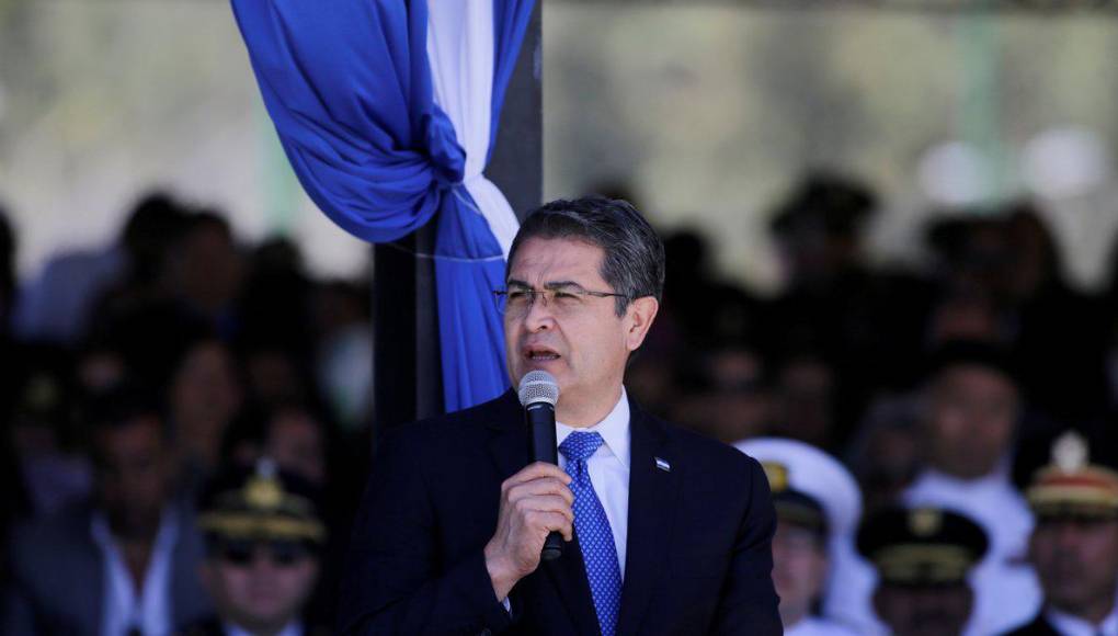 “Al llegar a la cárcel de Brooklyn, al día siguiente, me subieron como al piso 10. Iba esposado, me pusieron el overol anaranjado. Ese uniforme solo se lo ponen a los presos cuando los llevan al piso de castigo llamado Shoe (zapato). Me metieron a una celda 2x2, solo cabe la cama que es como una tarima de metal para dos personas , una ducha pequeña, sanitario con lavamanos, me dieron colcha por el frío, pasta dental, jabón, papel sanitario, toalla y uno se encarga de mantener limpia la celda”, explicó. 