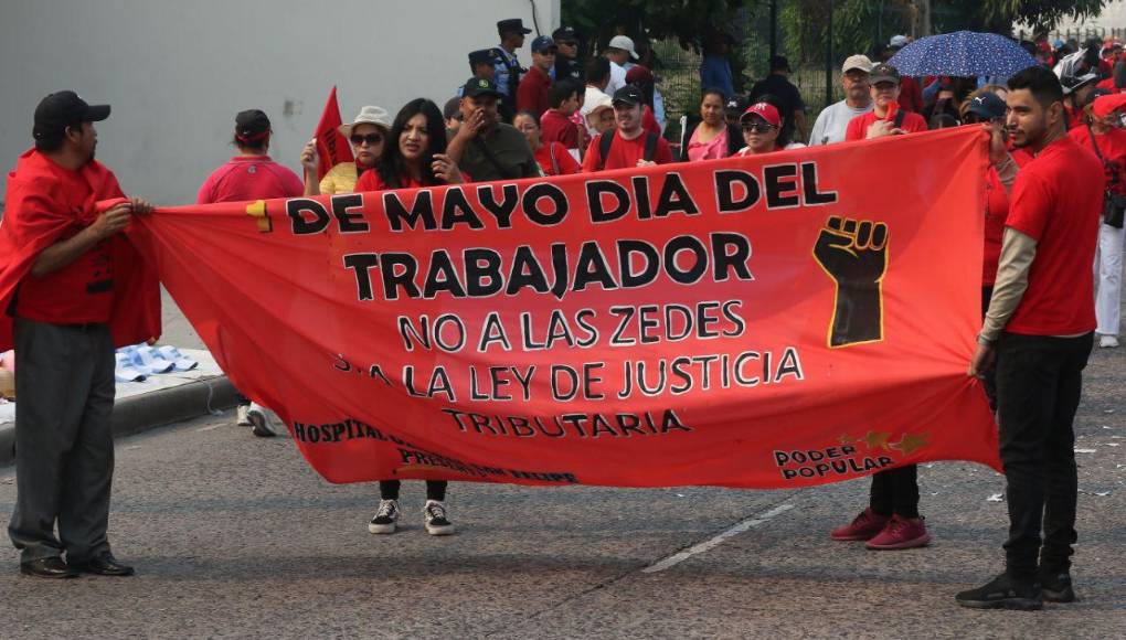 Algunos grupos políticos se han sumado a las manifestaciones, causando molestias a los sectores obreros, quienes se mostraron en desacuerdo que las marchas de hoy se politizaran. 