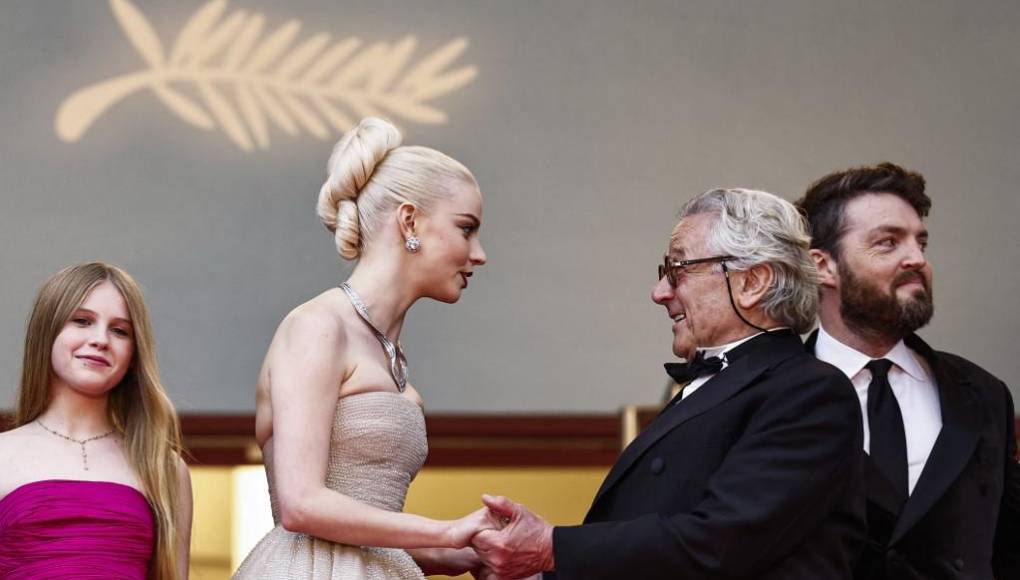 Los actores posaron junto al director de la película, George Miller, y el resto del equipo de ‘Furiosa’, una historia en la que Hemsworth interpreta al malo -con una prótesis de nariz que casi impide reconocerle-, que se apodera de una niña que cuando crece es interpretada por Taylor-Joy.