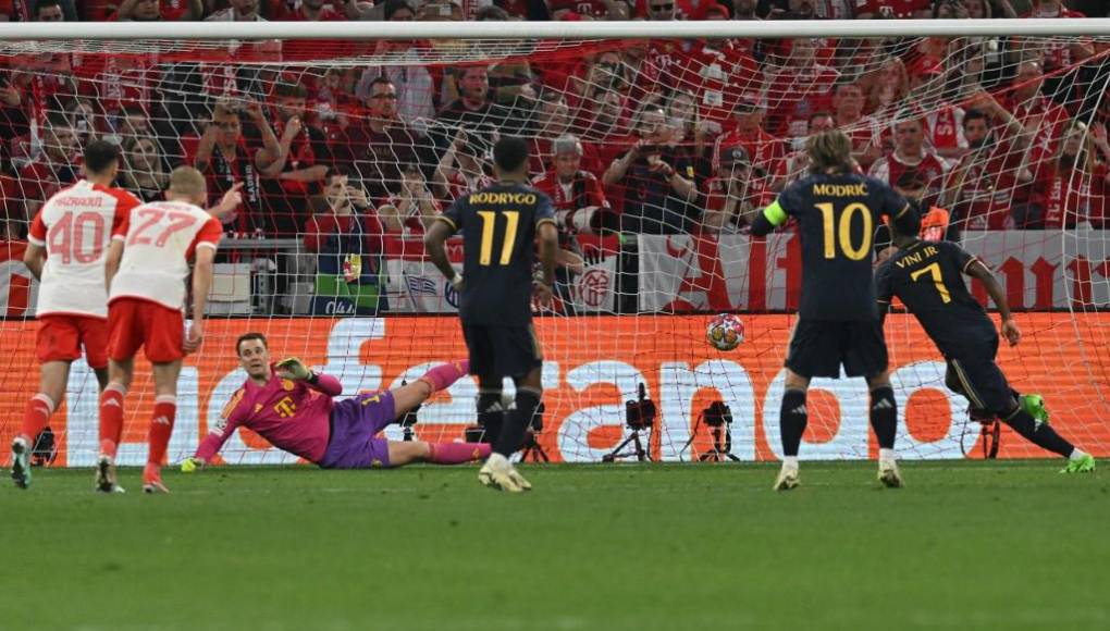 Vinicius engañó por completo a Manuel Neuer en su lanzamiento penal.