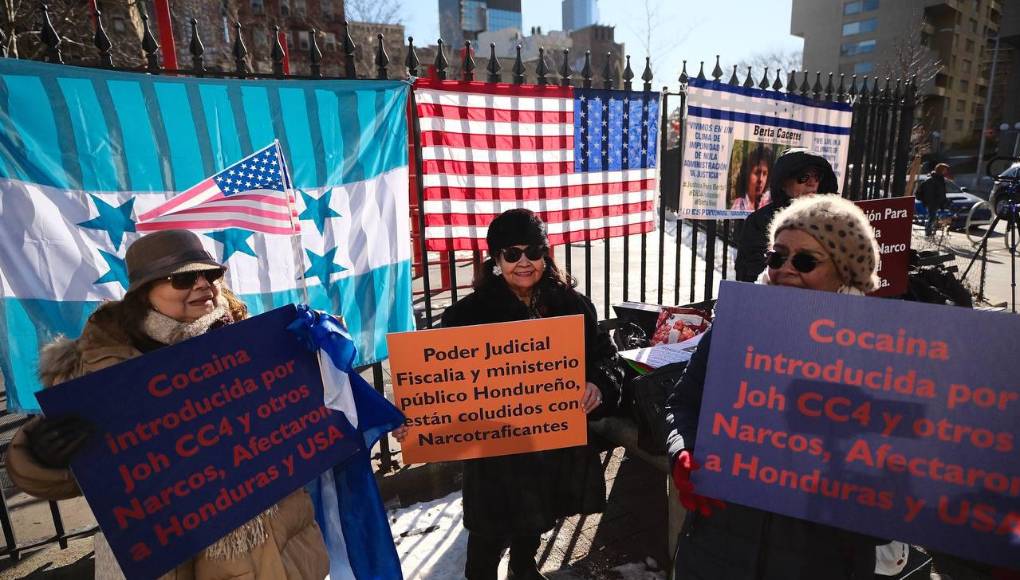 Decenas de hondureños llegaron desde muy temprano a la Corte del Distrito Sur de Nueva York para protestar previo al juicio del expresidente Juan Orlando Hernández.