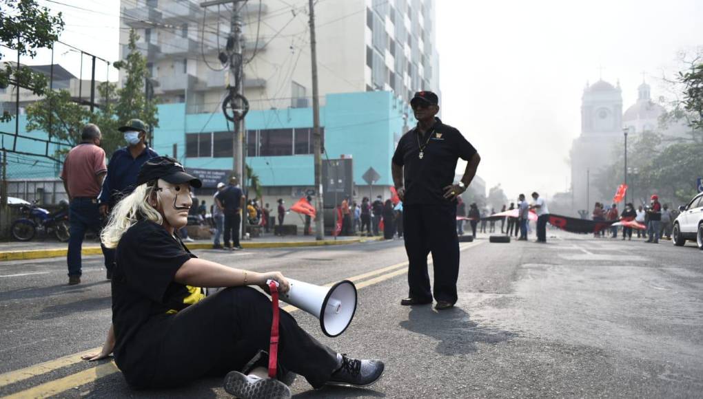 Las alertas se mantienen debido a “altos niveles de contaminación atmosférica, mala calidad del aire que provoca la densa capa de humo con altas temperaturas, así como los incendios forestales y la ausencia de lluvias”, indicó la institución en un comunicado.