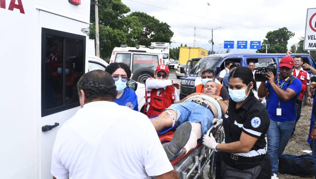 Cuatro de los lesionados iban a bordo del microbús de la funeraria. 