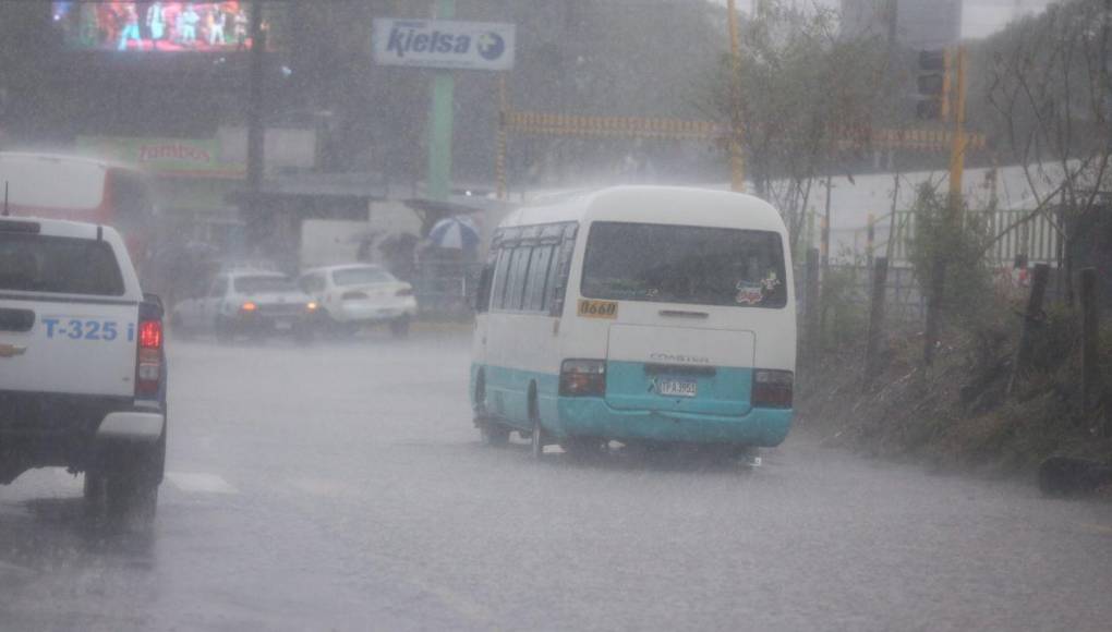 Al parecer una tormenta que duró al menos 30 minutos inundó varias calles de la capital del país
