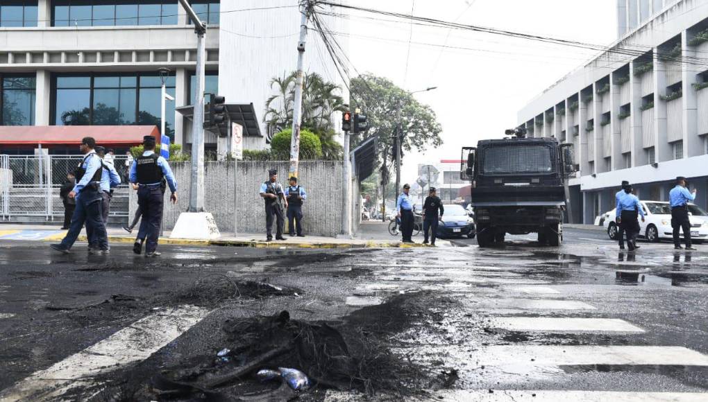 La Secretaría de Gestión de Riesgos y Contingencias Nacionales de Honduras decidió el miércoles mantener activas por tiempo indefinido la alerta roja o de emergencia) en seis departamentos, la amarilla o de vigilancia en otros diez, y la verde o de prevención en los restantes dos, por los altos niveles de contaminación del aire.
