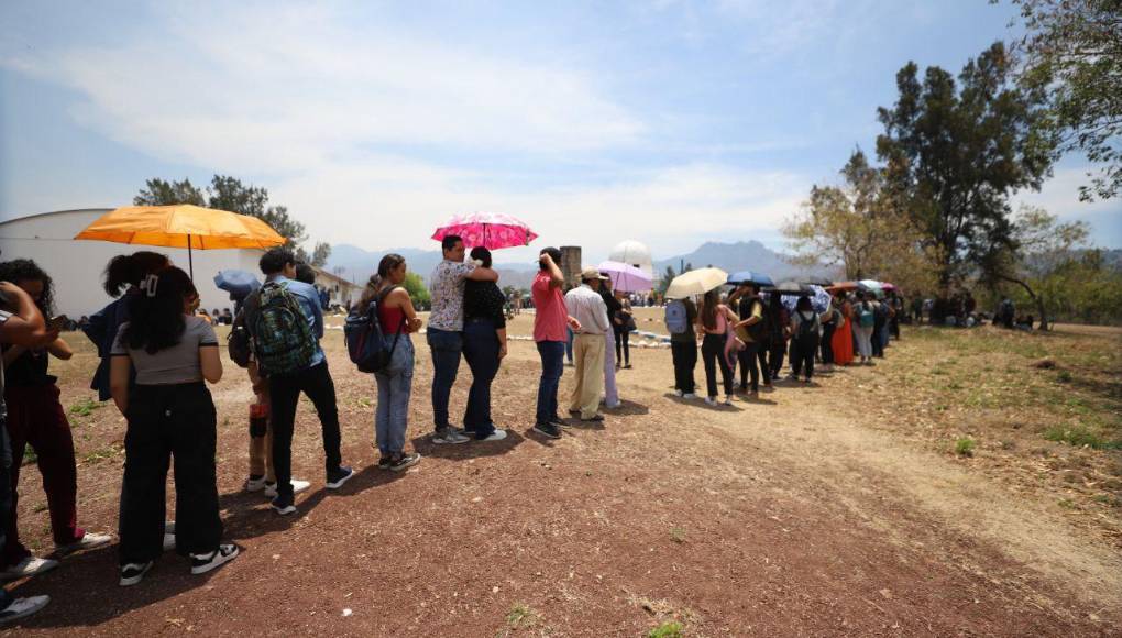 Decenas de personas llegaron a observar el eclipse solar total a la UNAH.