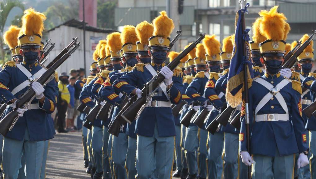 Elegancia, honor y aplomo, las Fuerzas Armadas se lucen en el Día de Independencia