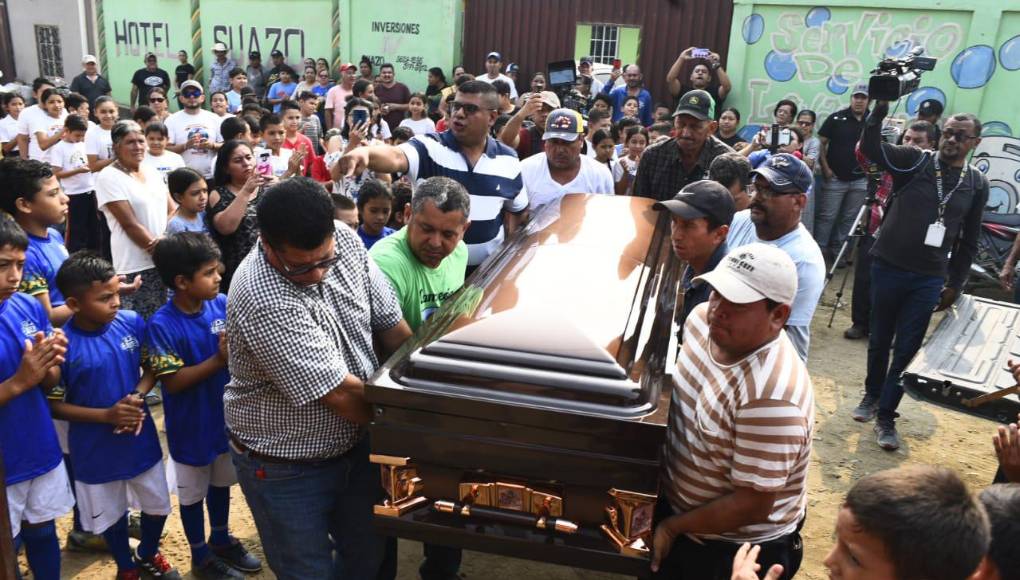 Antes del impacto, el barco emitió una alerta, lo que permitió a las autoridades cortar el tráfico del puente, por el que cada día cruzaban unos 30.000 vehículos, y evitar una tragedia mayor.