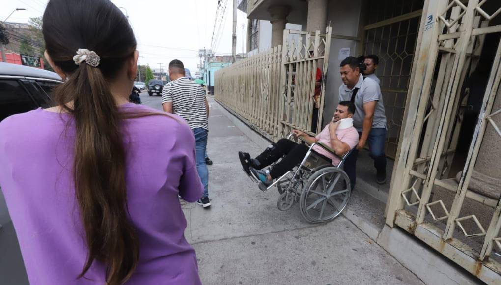 El exjugador de Olimpia y Motagua Rubén Matamoros se presentó a dicha audiencia en silla de ruedas.