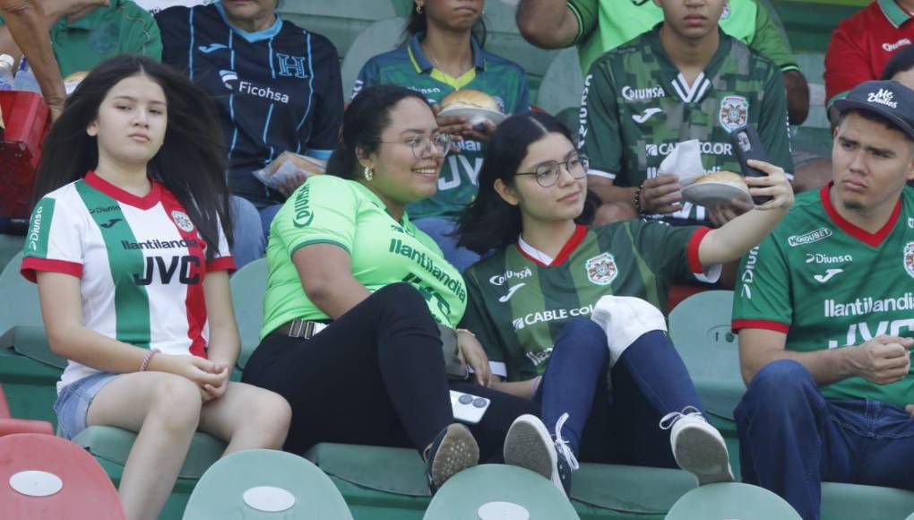 Las chicas engalanaron la previa de otro clásico en el Yankel Rosenthal tras el triunfo ante Olimpia.