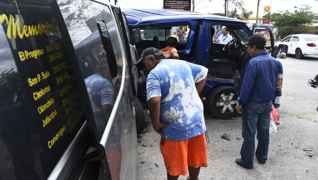 Pesé a que intentó maniobrar, no pudo evitar el impacto con la unidad de transporte. 