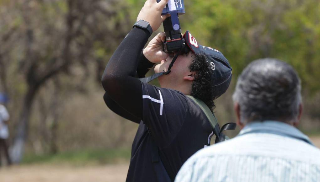 Un estudiante le toma una fotografía al eclipse.