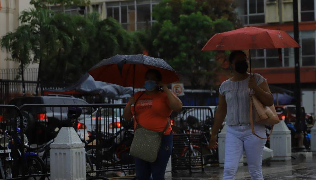 El meteorólogo especificó que el fenómeno dejaría lluvias y chubascos.