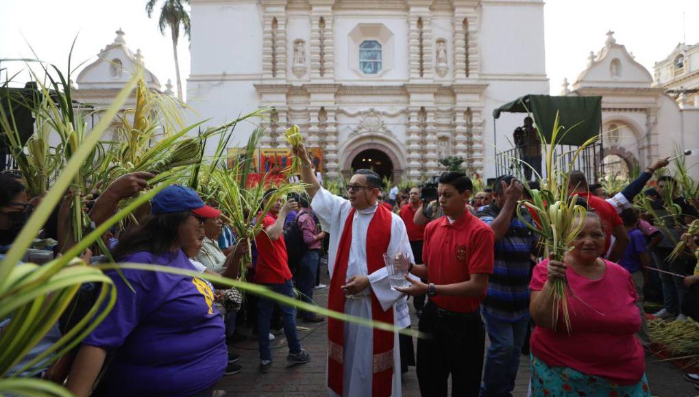 El Domingo de Ramos marca el inicio de la Semana Santa en la tradición cristiana, conmemorando la entrada triunfal de Jesucristo en Jerusalén antes de su crucifixión. 